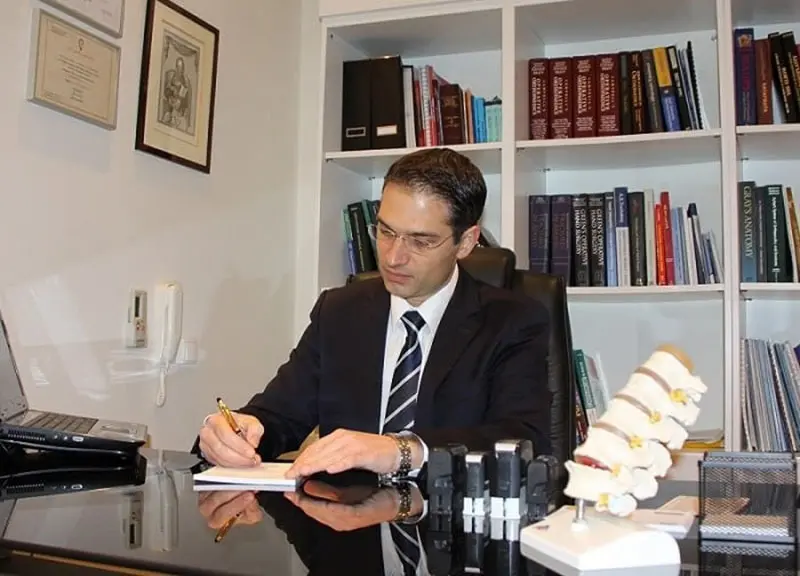 Ο Ορθοπαιδικός Χειρουργός Δημήτριος Δόβρης στο ιατρείο του