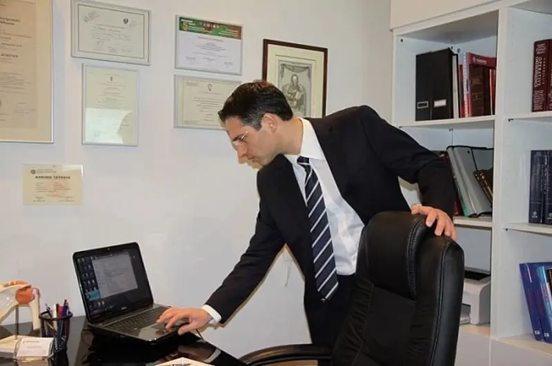 Ο Ορθοπαιδικός Χειρουργός Δημήτριος Δόβρης εργάζεται στο ιατρείο του